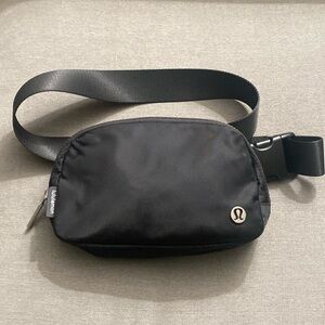 Lululemon Everywhere Belt Bag 1L - Matte Black and Silver